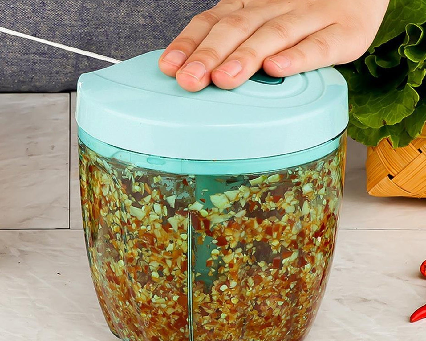 Chopper with a 750 ml capacity and five extra sharp stainless steel blades