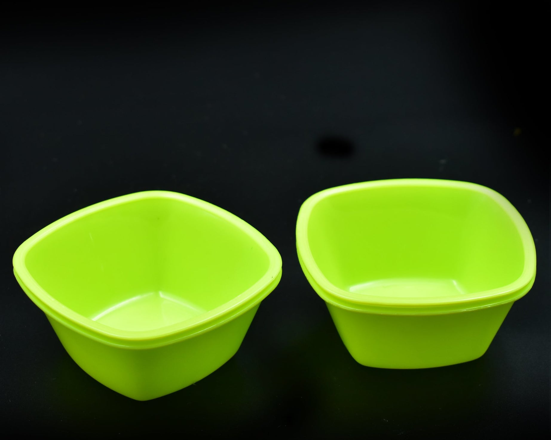 Square plastic bowl set for kitchen, pack of 4.