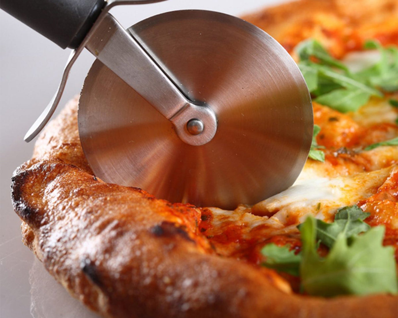 Easy-to-use wheel pizza cutter.
