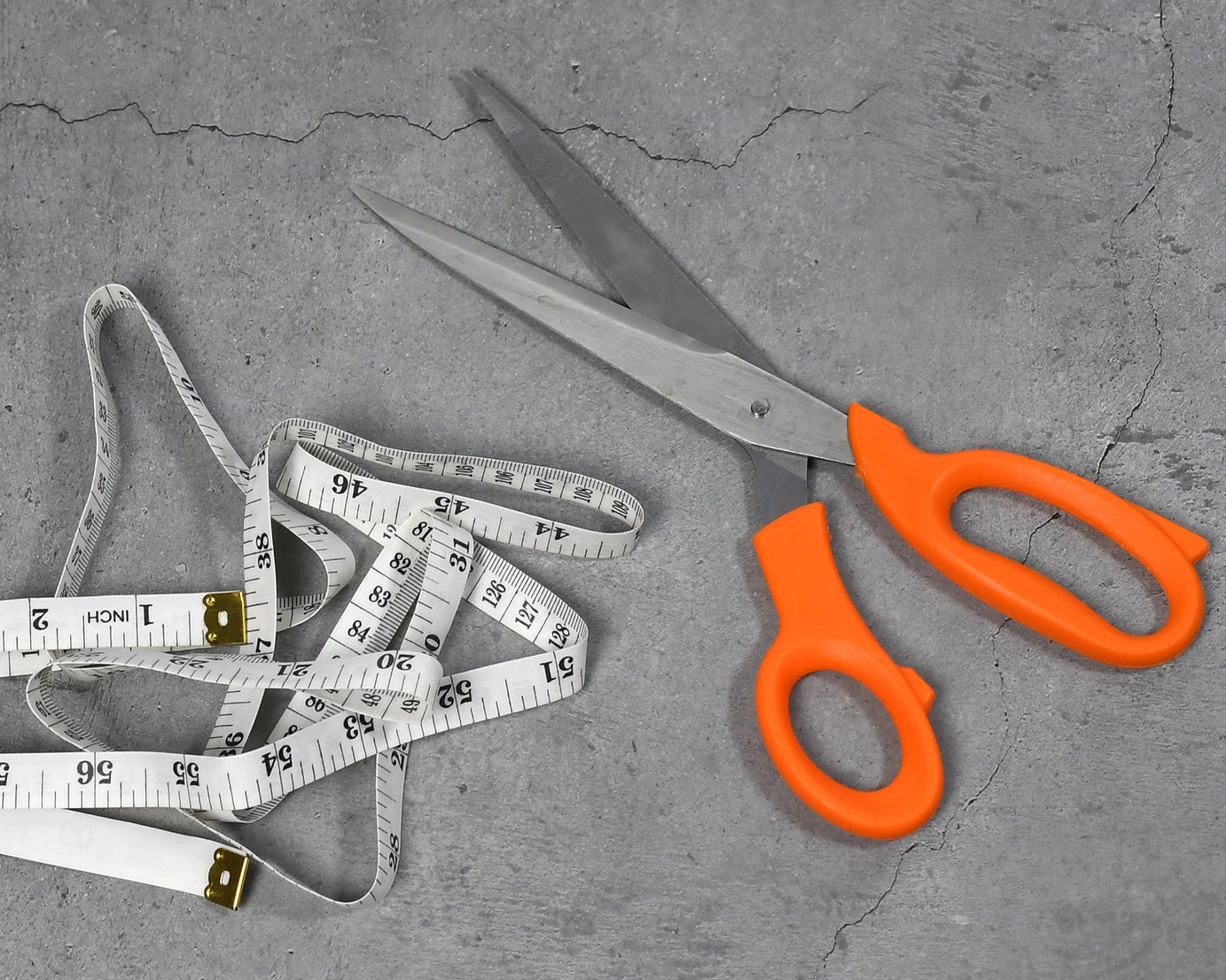 Scissors with attached measuring tape