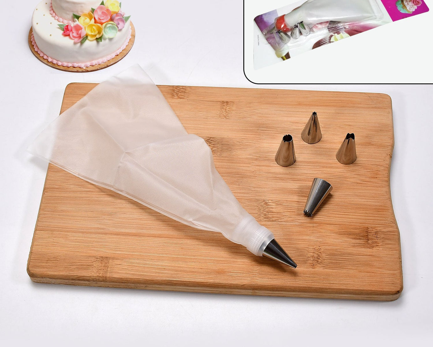 Piping bag and nozzle set for cake frosting