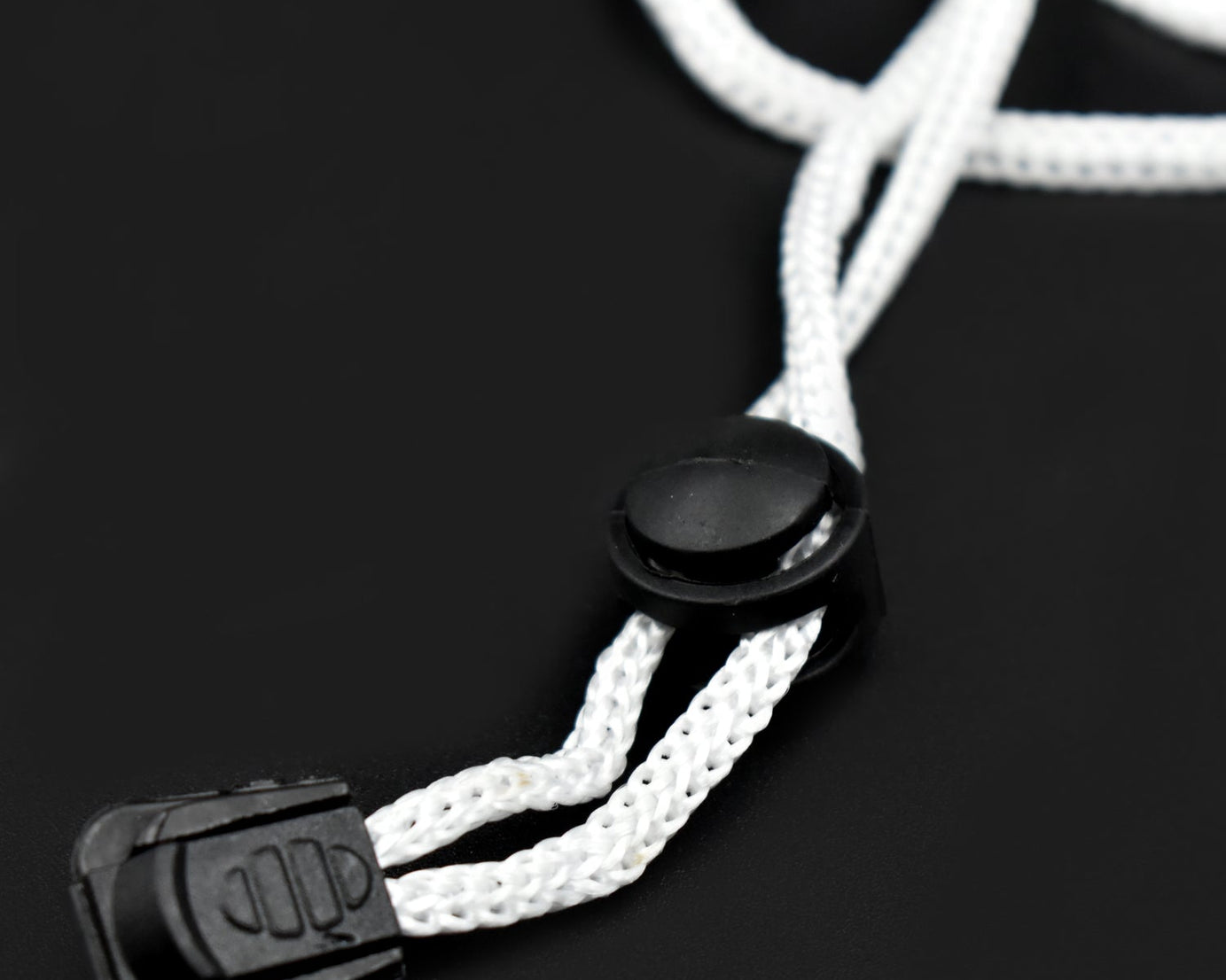 Random color waterproof pouch for 6.2-inch phones.