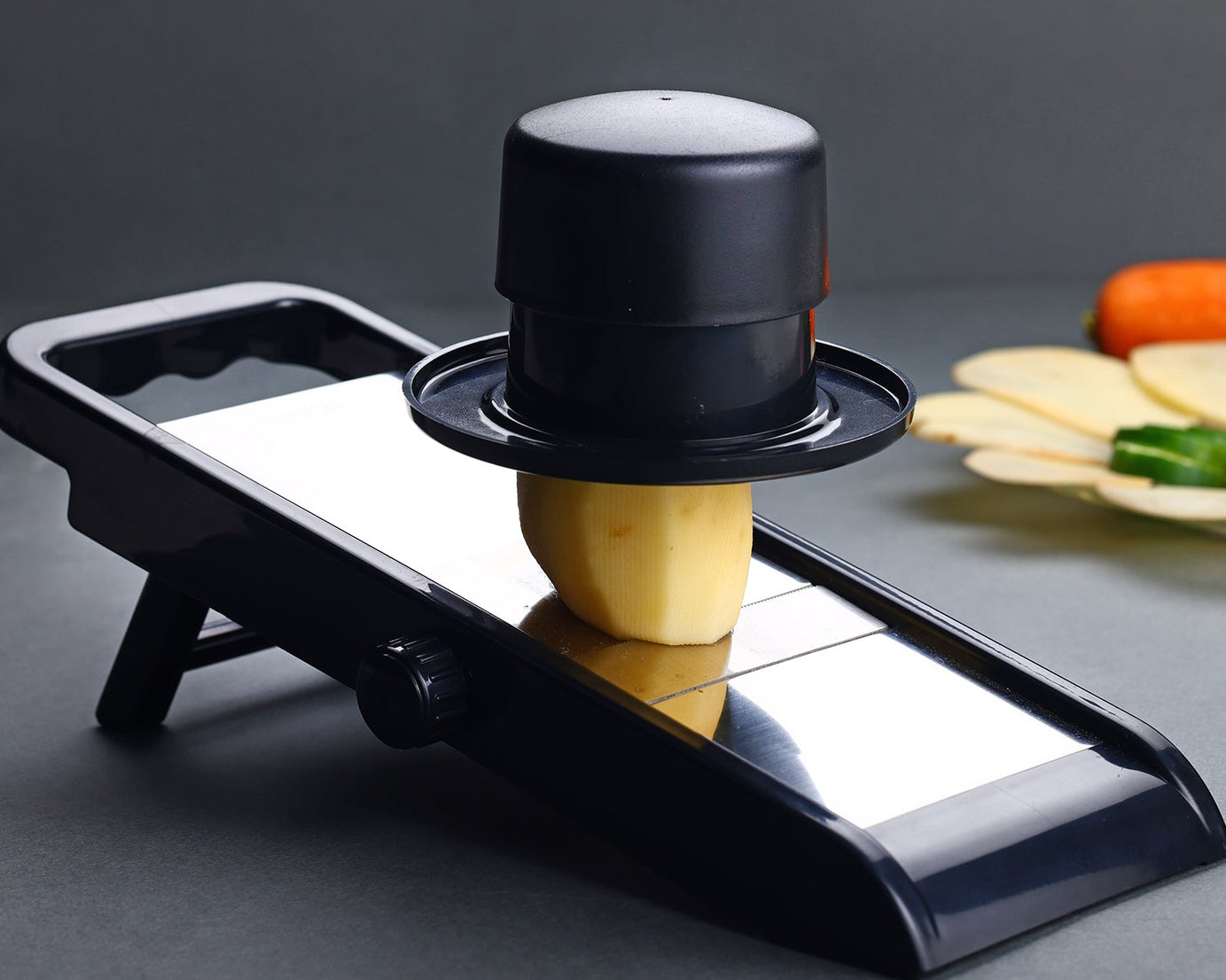 Multipurpose grater and slicer for potatoes and onions, adjustable.