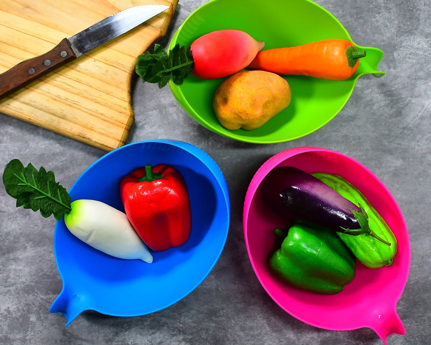 Plastic food strainer with handle, set of three bowls for kitchen use