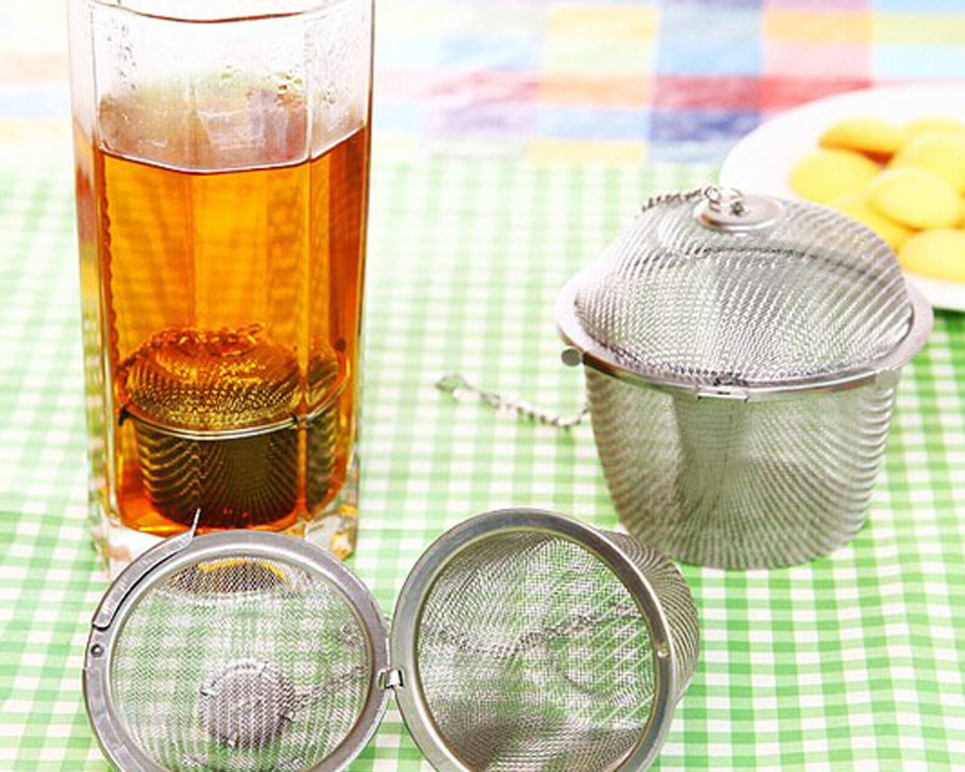 Locking mesh ball for spice and tea