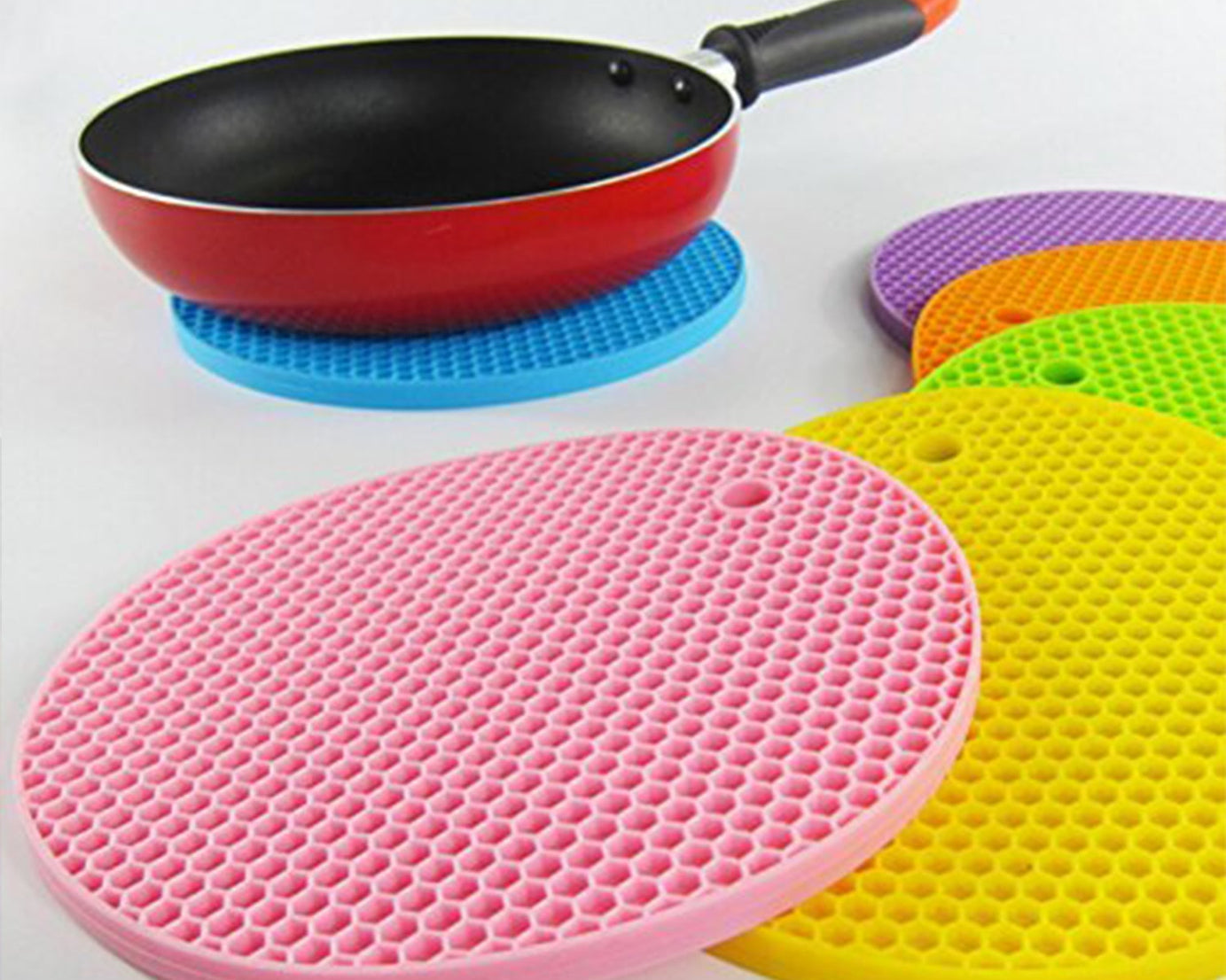 Silicone mat with easy-to-clean surface