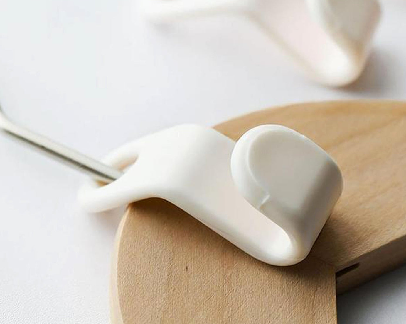 Practical non-slip plastic hanger.