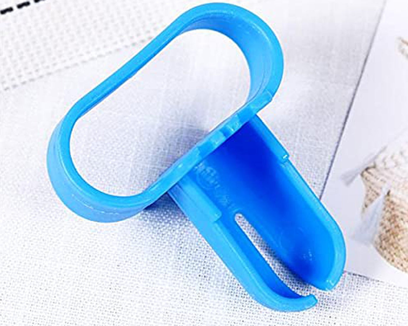 Balloon tying tool for fast knotting
