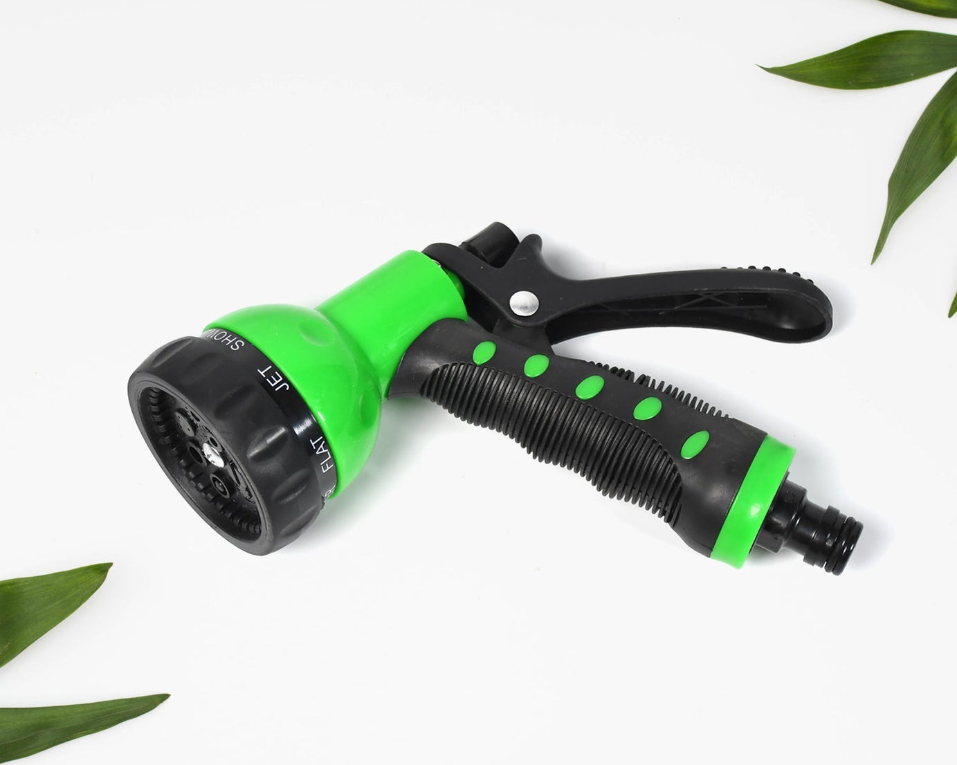 Garden hose nozzle with adjustable spray patterns