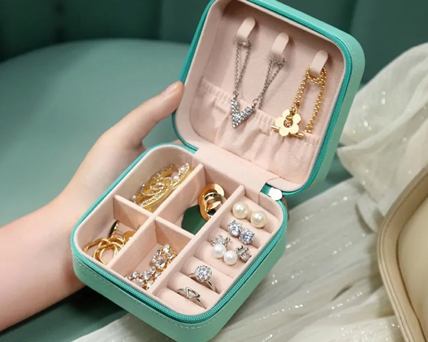 Jewellery Box for Women, Mini Portable Jewelry Box Organiser,PU Leather Jewlerrying Display Holder, Small Travel Jewellery Box for Girls, Women, Mother, Daughte, Travel Ring, Pendant, Earring, Necklace Storage Case