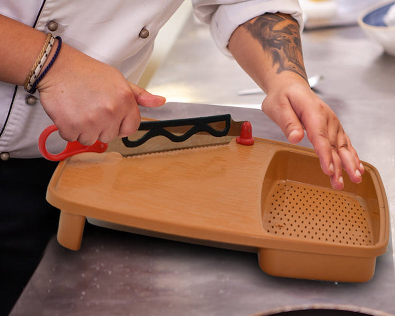 Cut and wash box with drainage tray, ideal for washing and slicing fruits and vegetables.