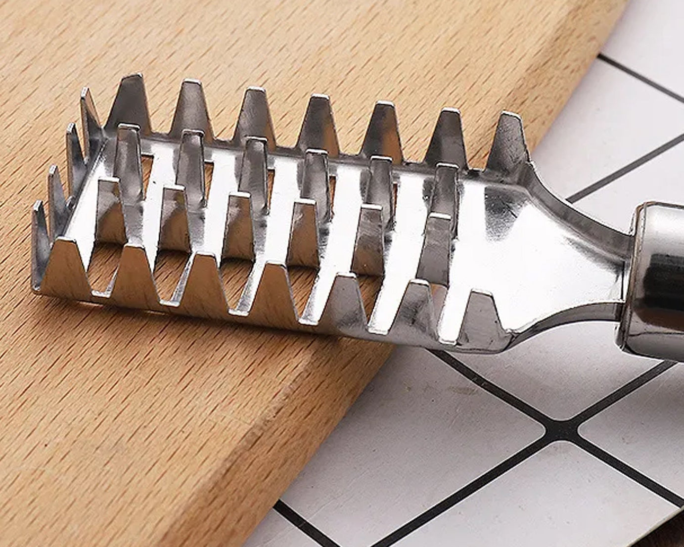 Fish Scale Remover Scraper Stainless Steel Fish Cutting Tools Sawtooth Easily Remove Fish Scales-Cleaning Brush Scraper Kitchen Tool-