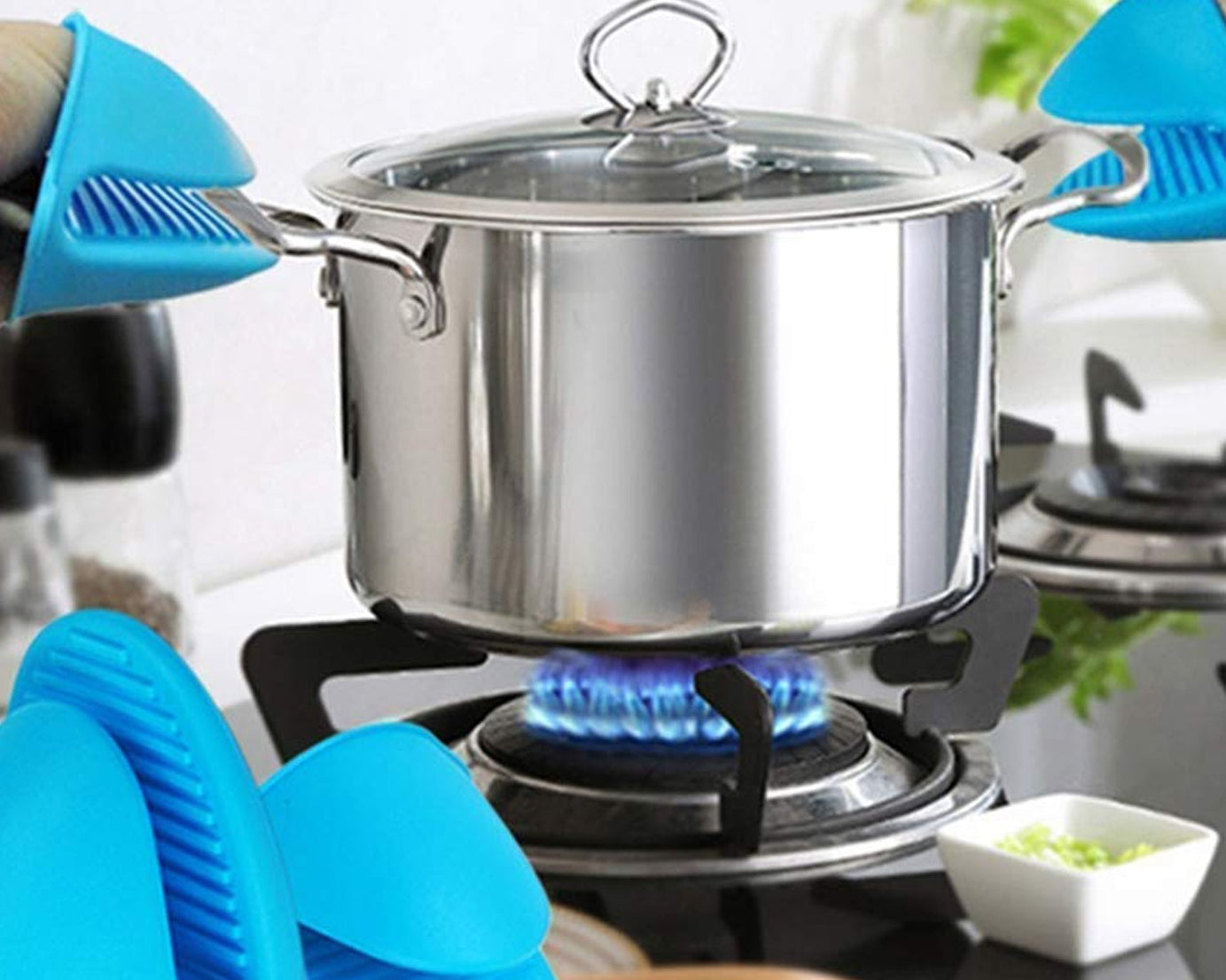 Silicone potholder with ergonomic design for baking and cooking