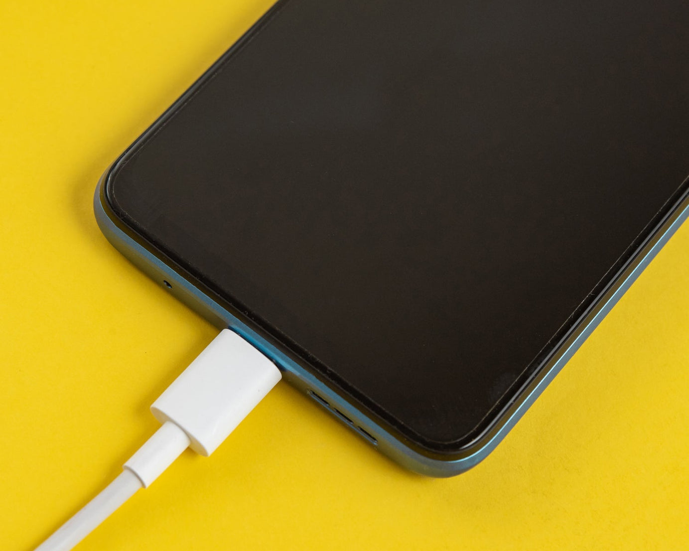 Fast charger for all smartphones, with cable