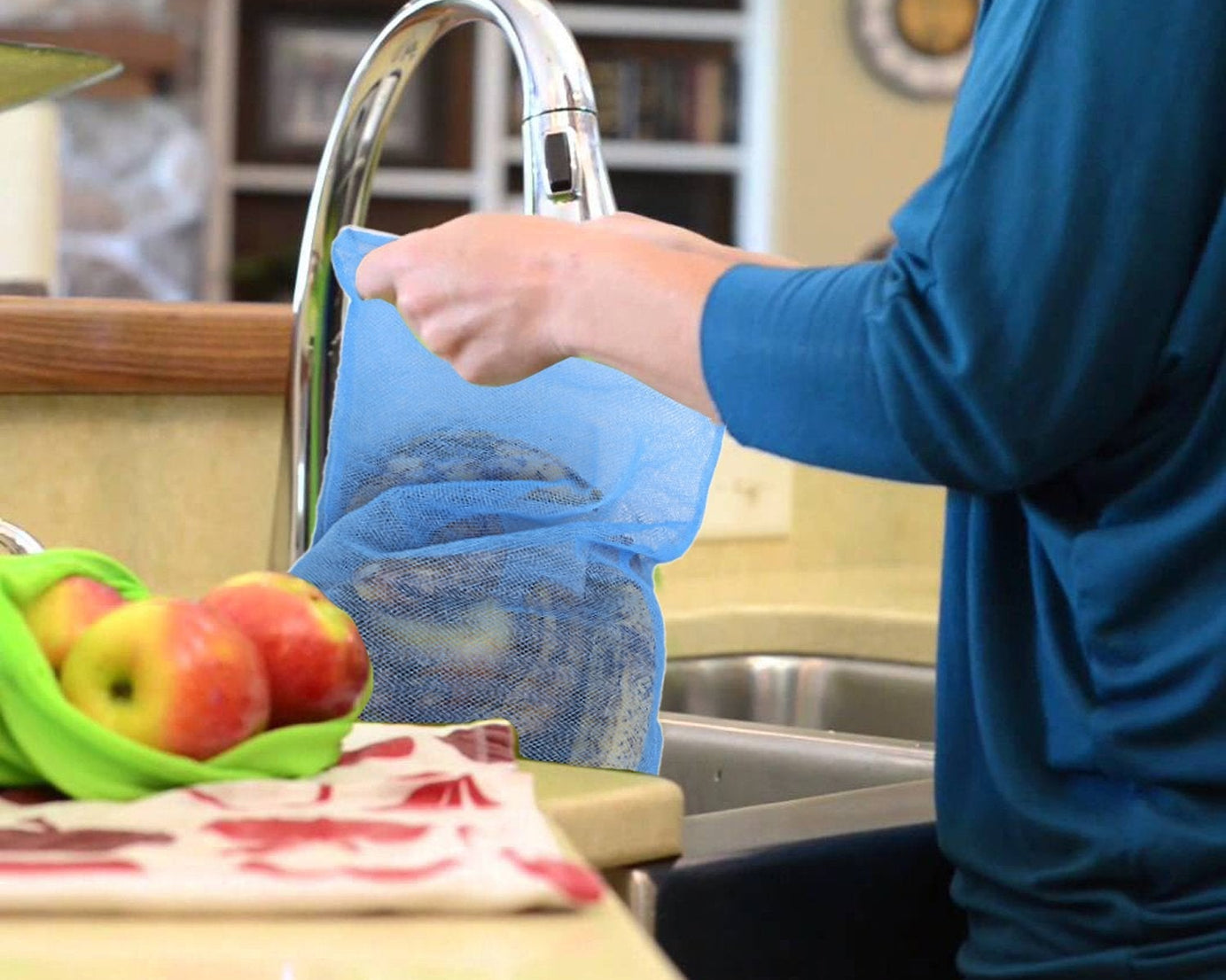 Colorful zip net bags for storing fruits and vegetables