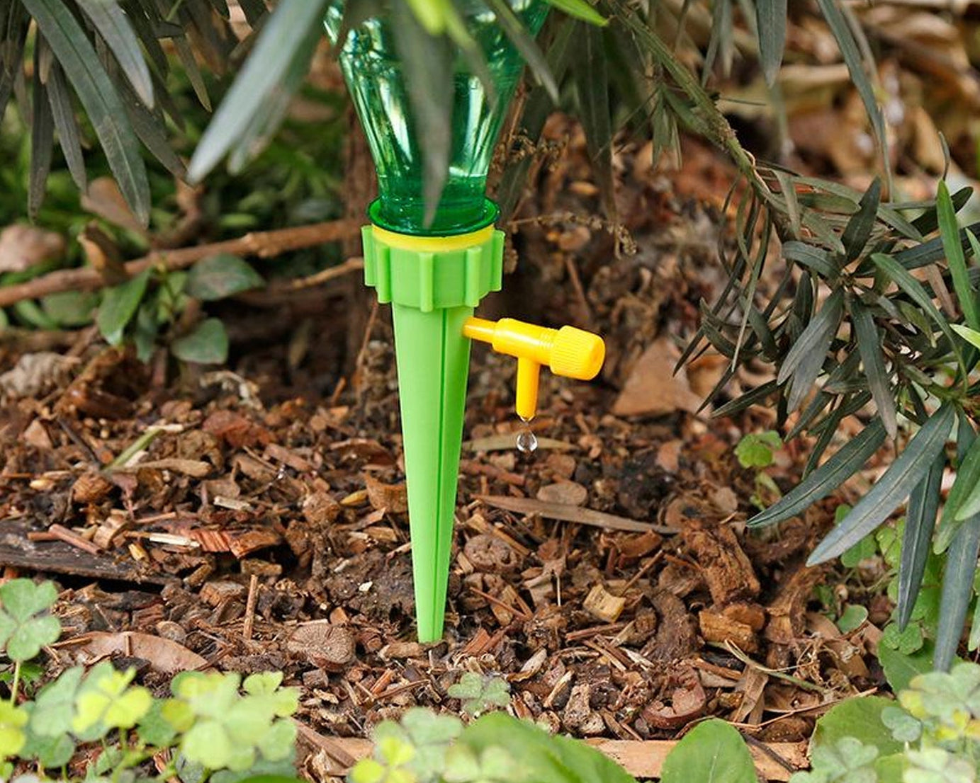Plant Watering Spikes self Watering Spikes Water dripper for Plants, Adjustable Plant Watering Devices with Slow Release Control Valve Switch