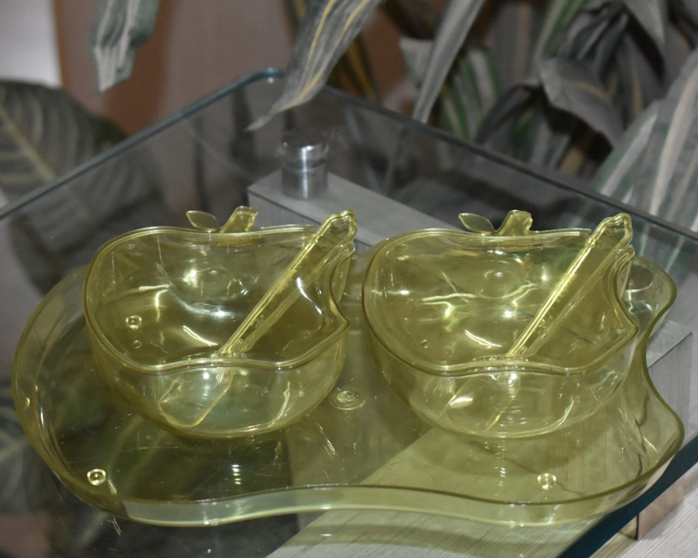 Food serving bowl in apple shape