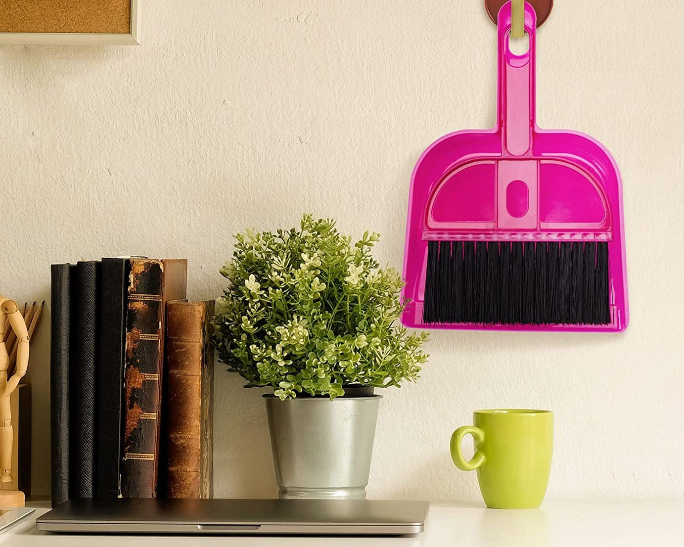 Easy-to-use dustpan and brush set for floor cleaning