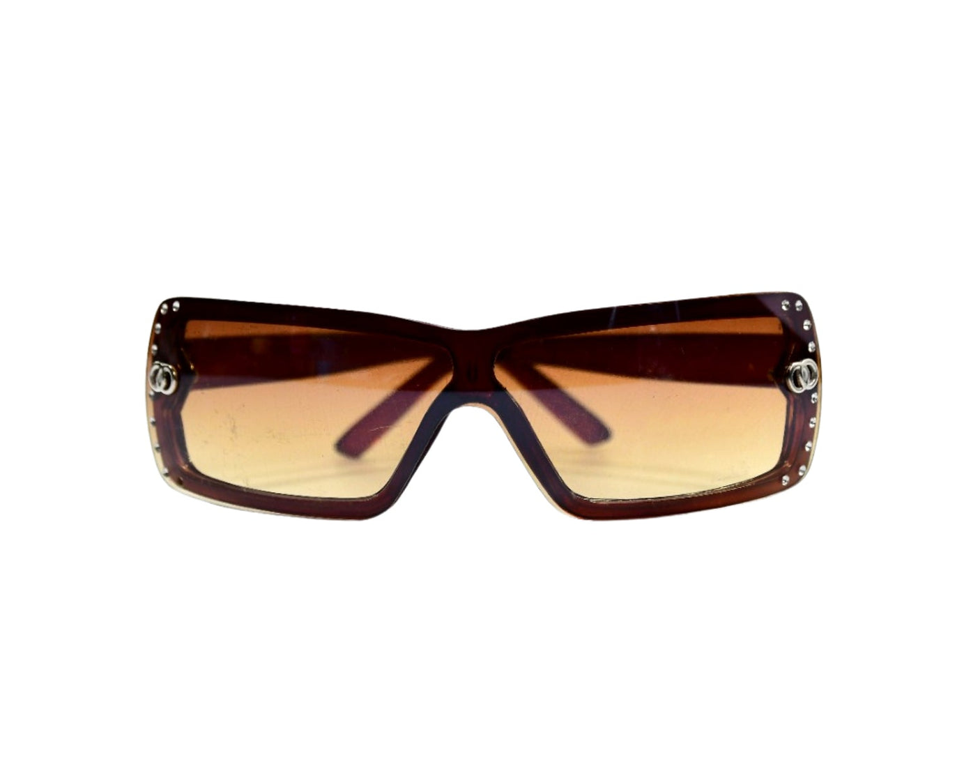 Sunglasses with vintage style and dark lenses