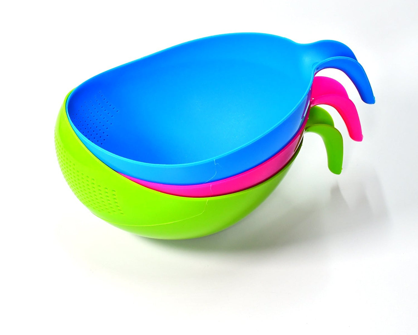 Set of plastic bowls and strainers with handles, for food prep