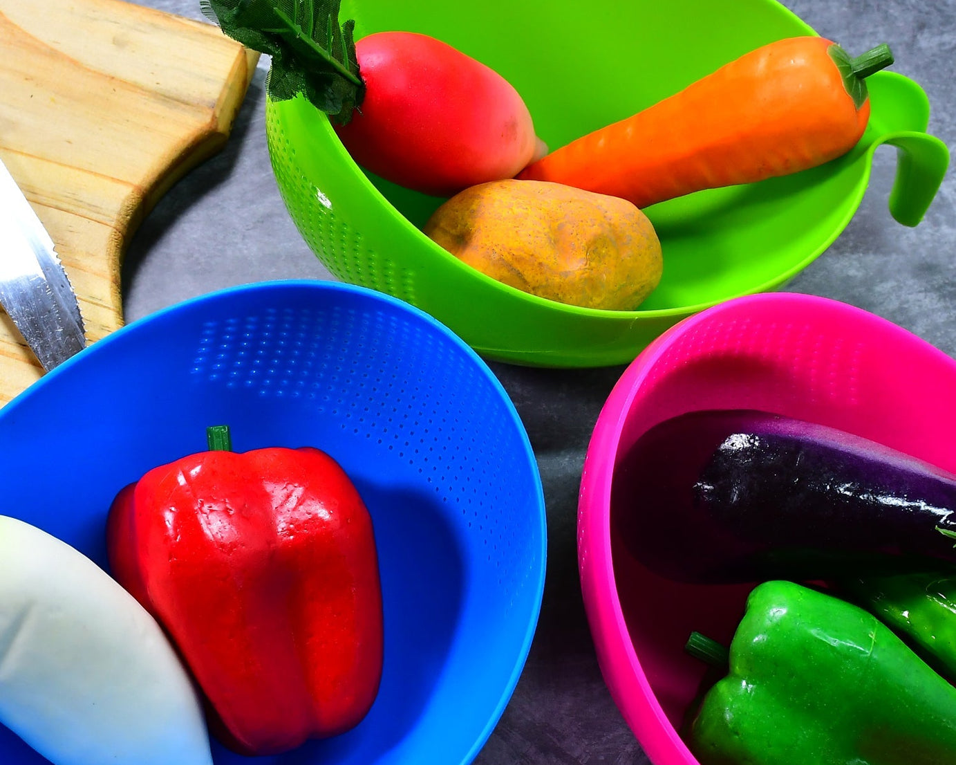Set of plastic strainers and bowls with handles for food