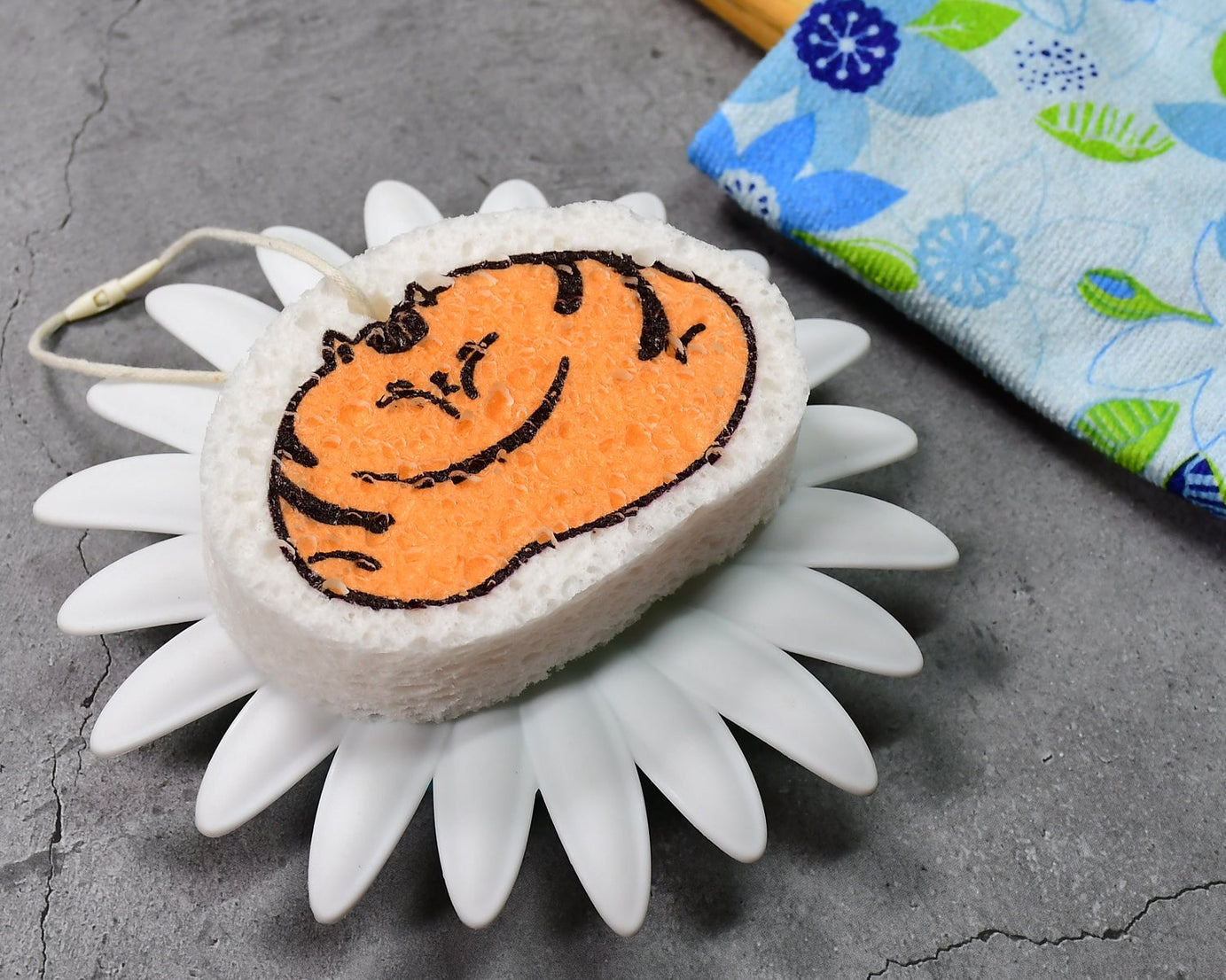 Cartoon design scouring pad