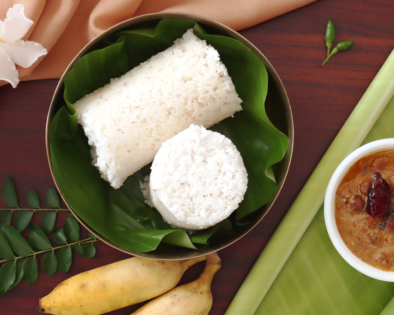 Puttu maker with large lid and metal base