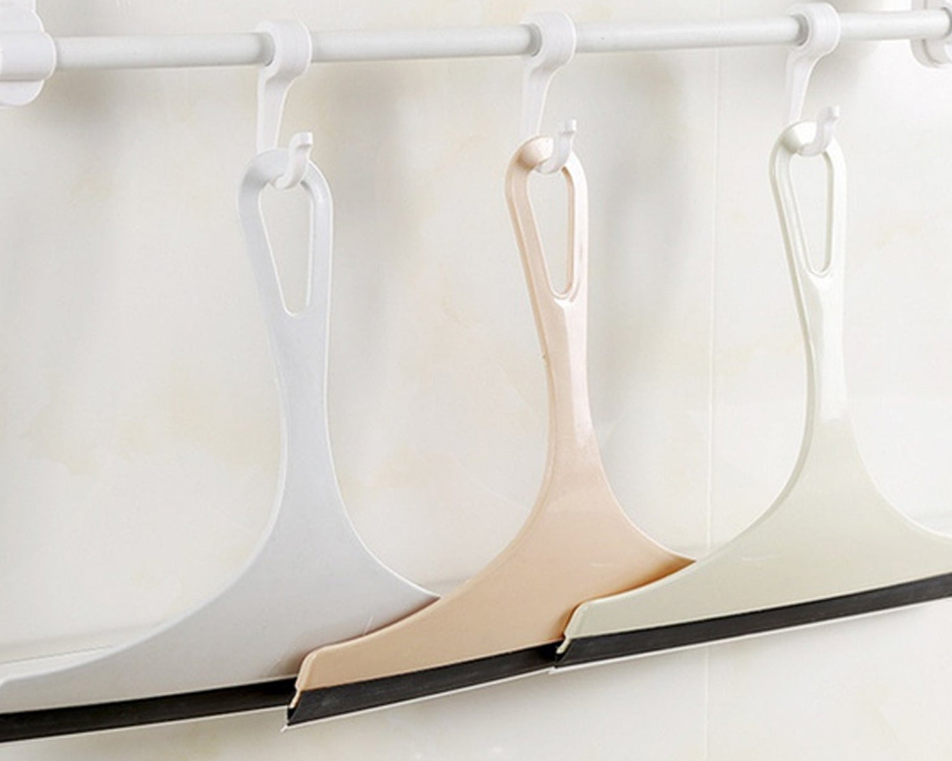 Efficient car mirror wiper for clear reflections