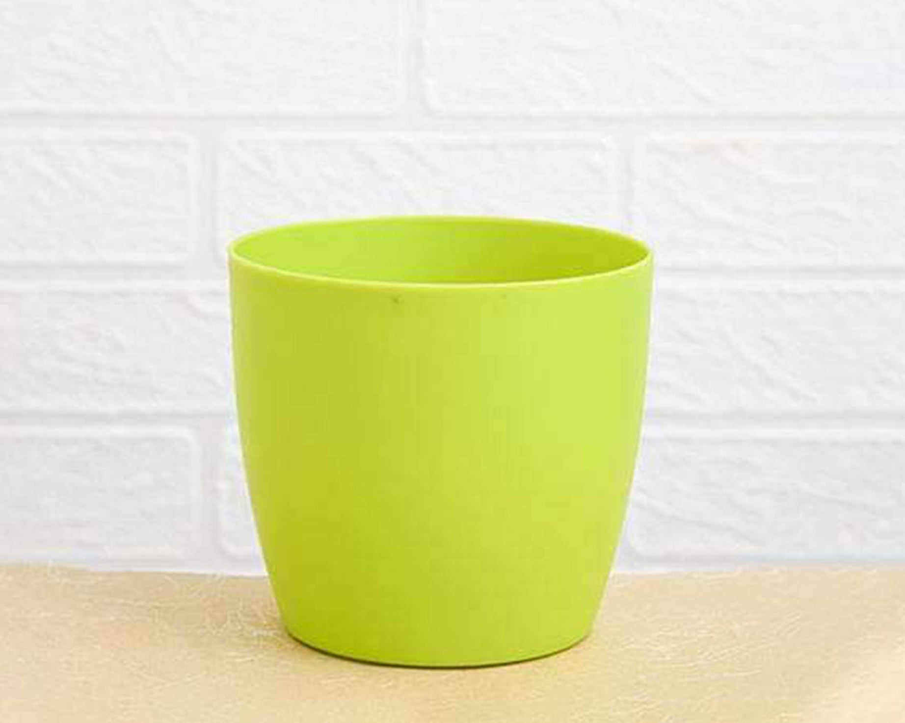 Round flower pots for indoor or outdoor gardening