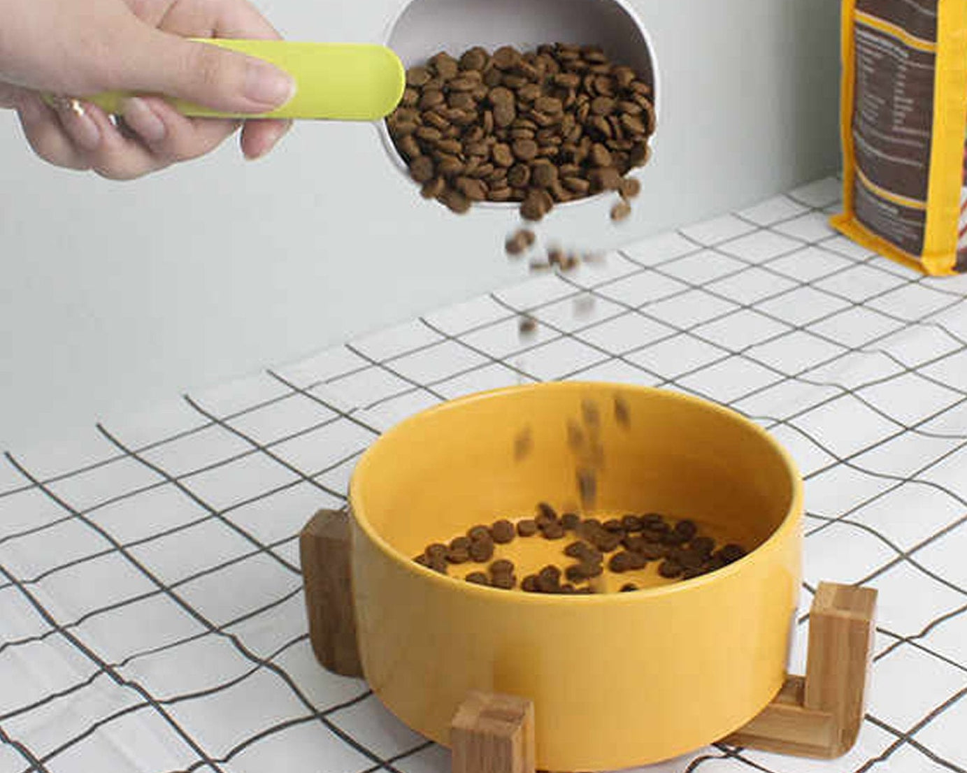 Pet food shovel showcasing handle clip and durable ABS material