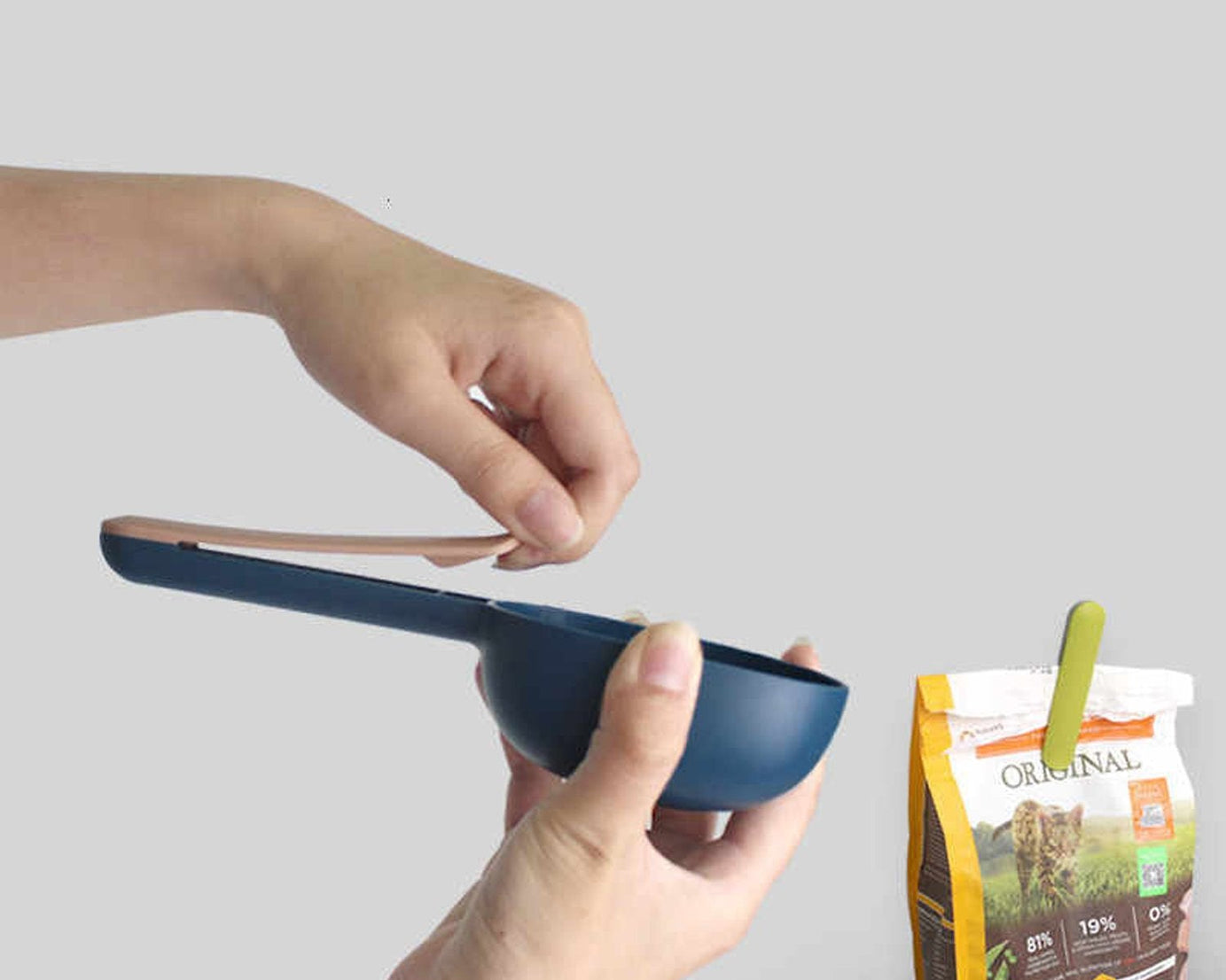 Pet food shovel made from ABS food-grade materials with handle clip