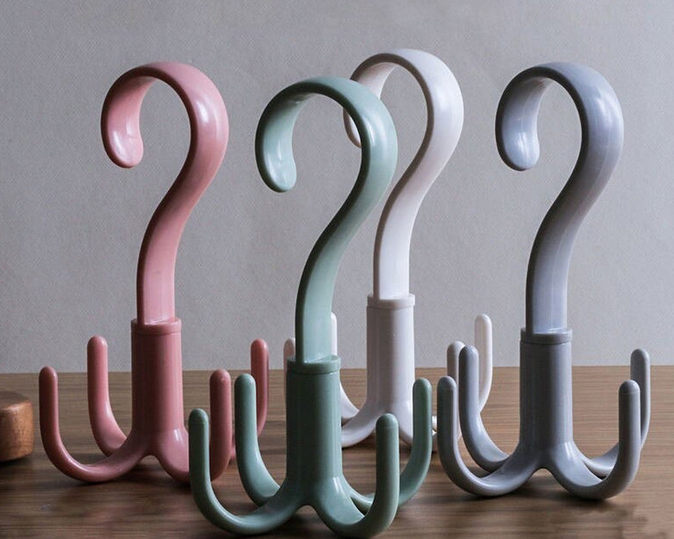 Purse rack with 4 claws and 360-degree rotation.