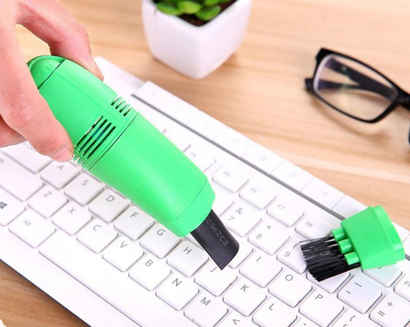 Multi-use mini vacuum cleaner for car and computer cleaning, powered via USB.