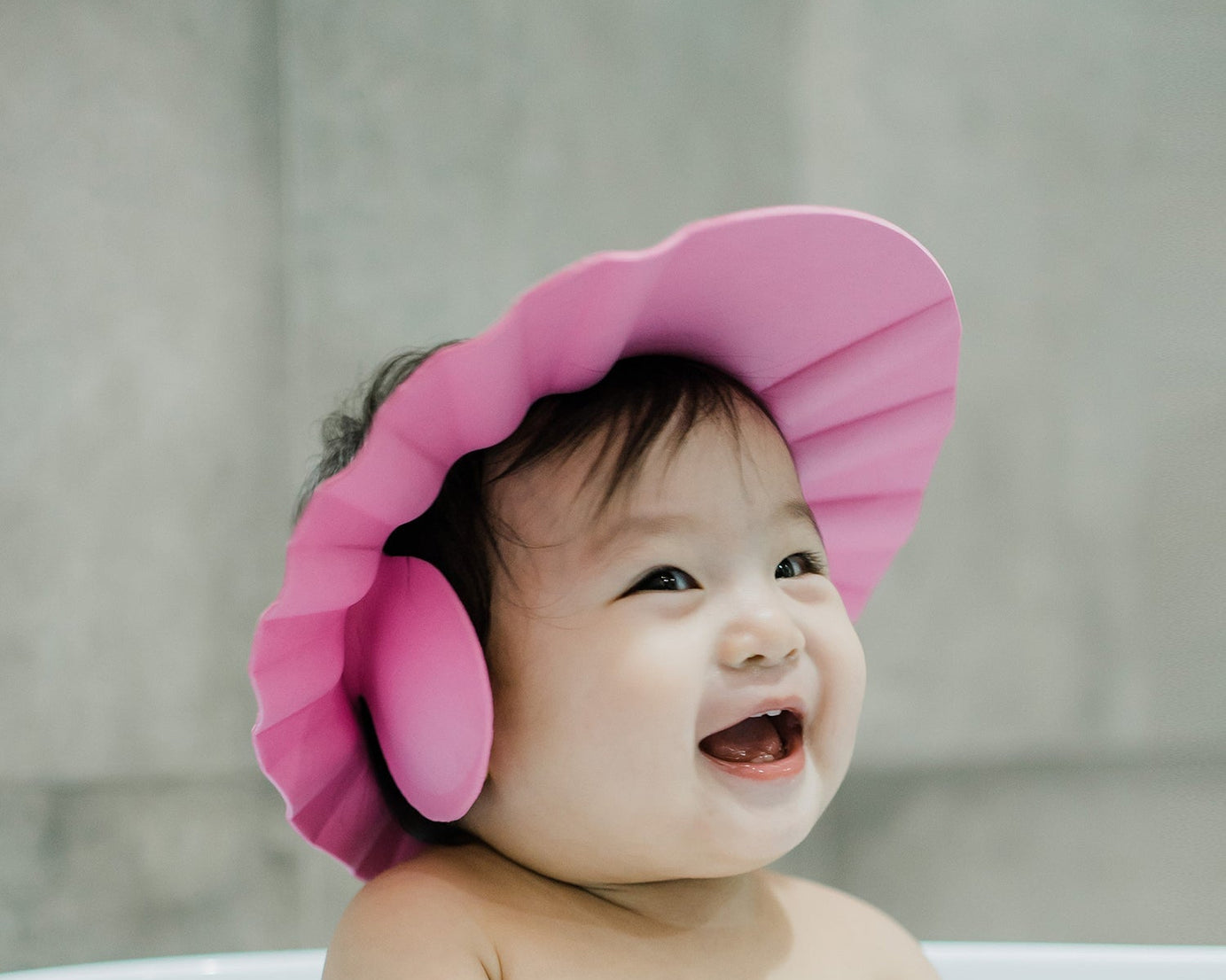 Adjustable baby bath cap to prevent water from getting in the eyes.