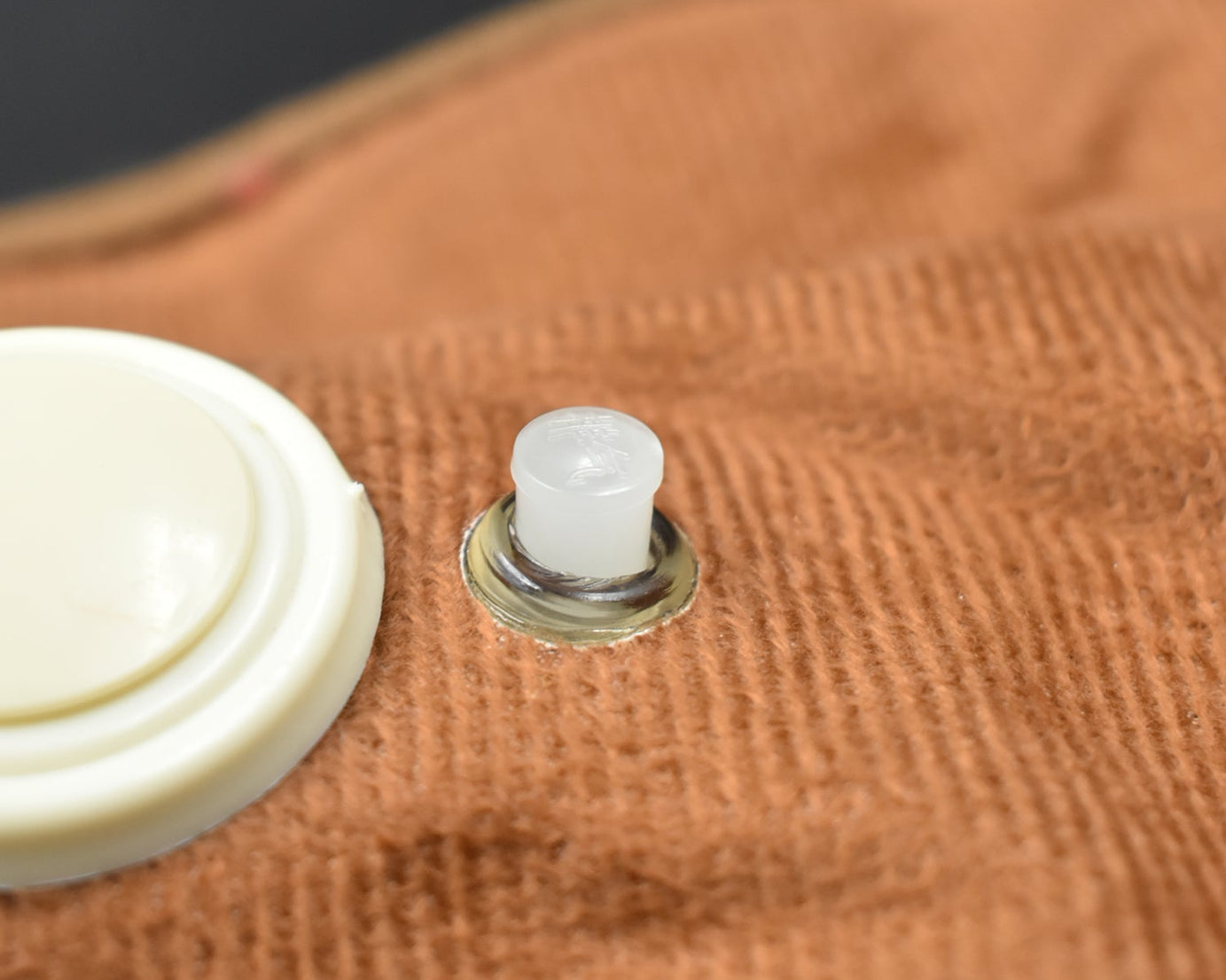 Water stopper ideal for wall mounting