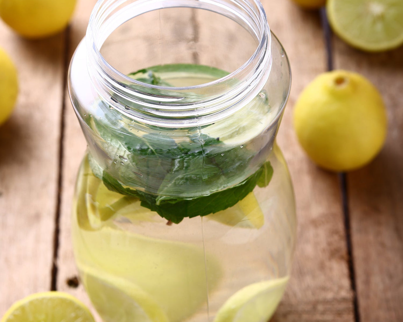 Leak-proof oil dispenser with precise nozzle for kitchen use