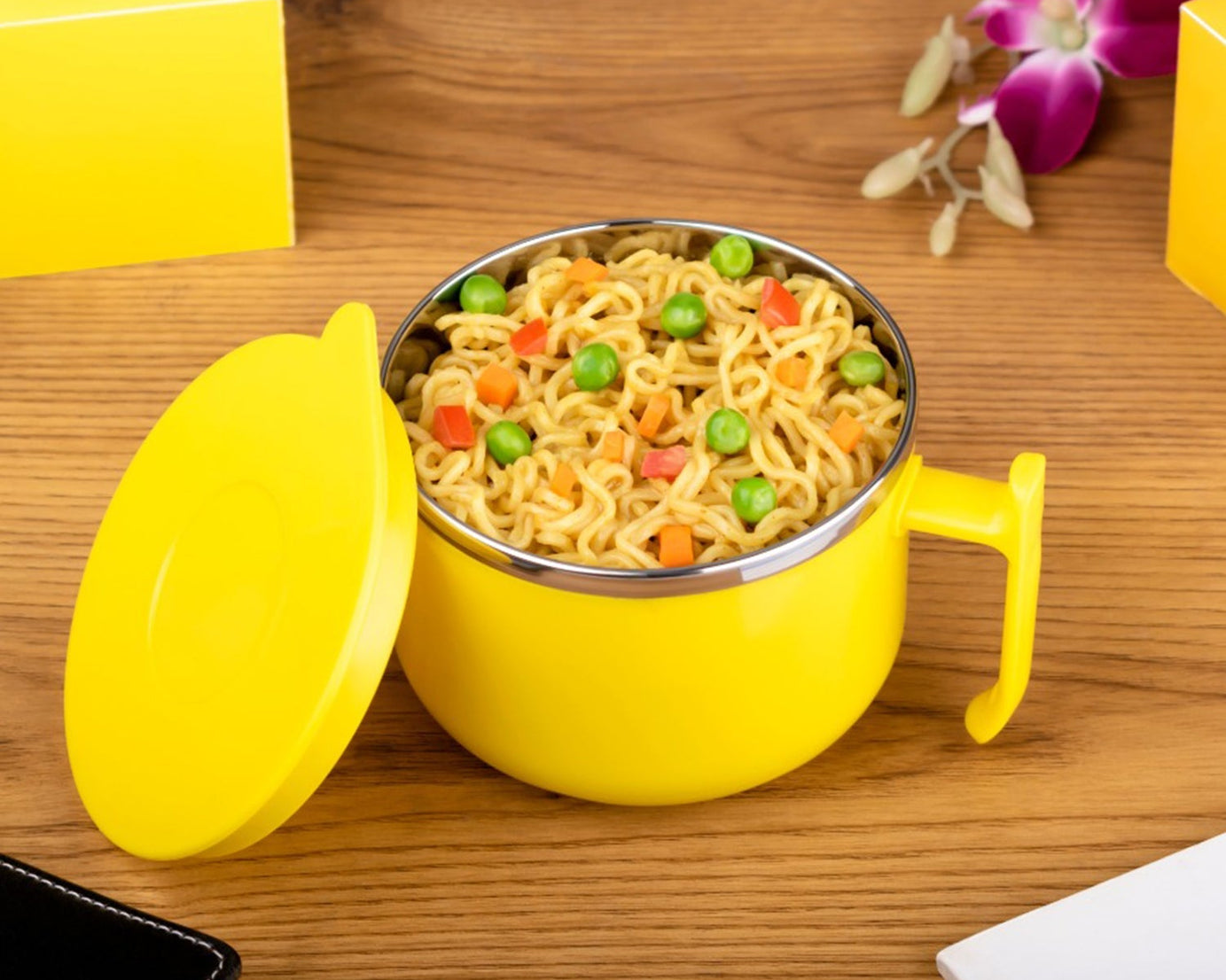 Red soup bowl with lid and handle, perfect for breakfast, snacks, ramen, and beverages. Easy to clean and dishwasher safe.