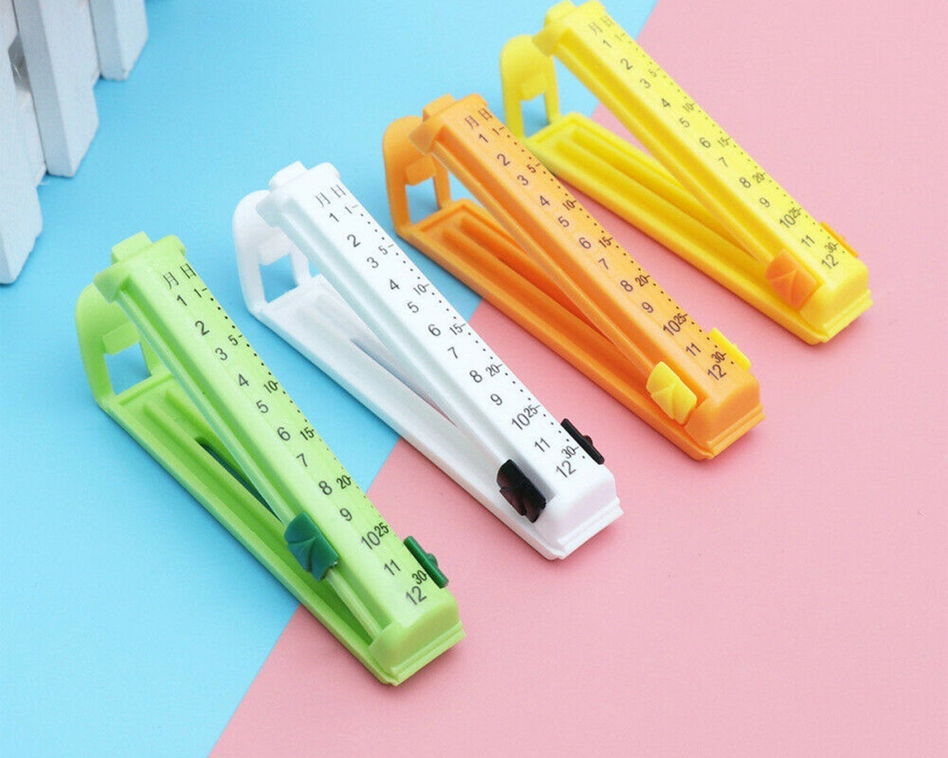 4-piece food sealing clip set to keep packed items fresh and uncontaminated.