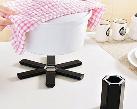 Versatile non-slip hot mat for kitchen, foldable and heat-resistant.