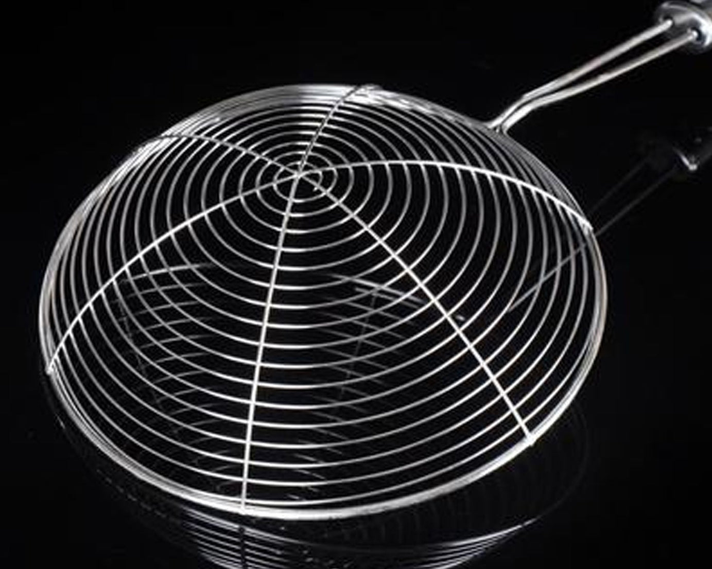 Kitchen oil strainer with handle for easy use