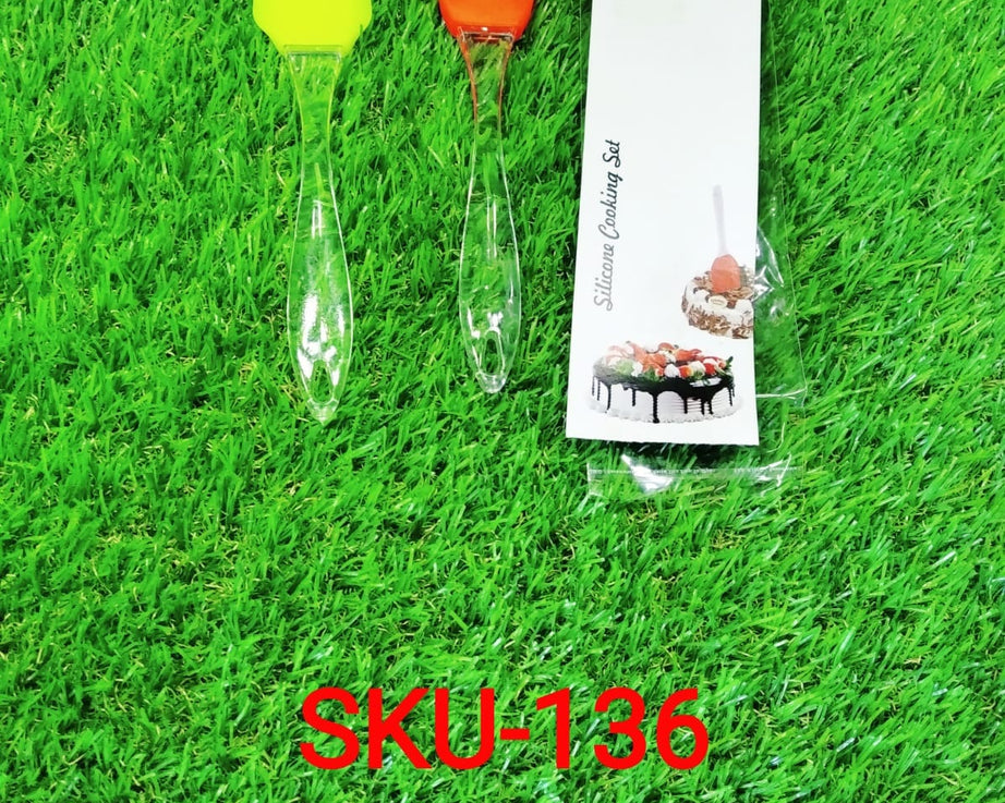 Set of spatula and pastry brush for kitchen use.