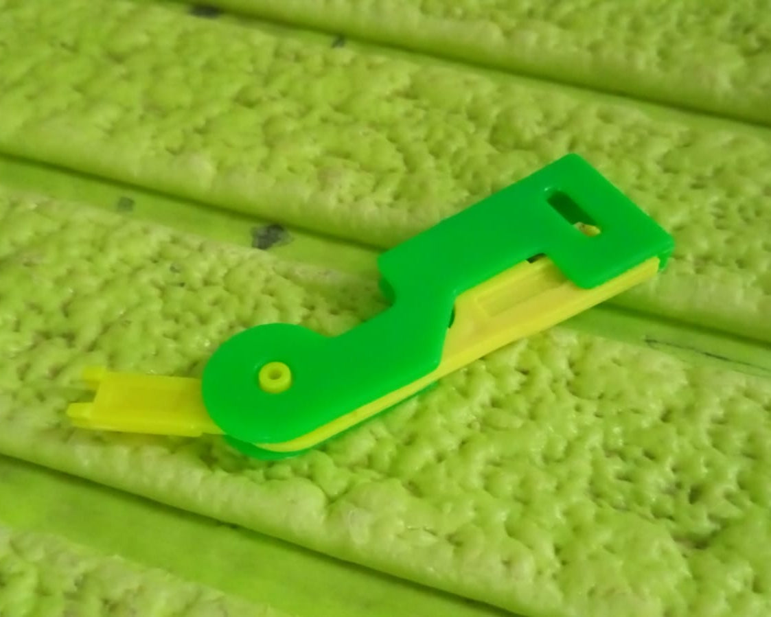 Multicolour automatic needle threading device with clear view of threading mechanism
