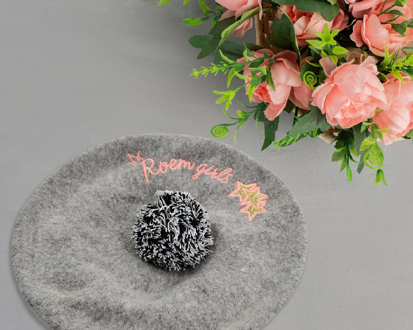 Stylish unisex beret winter cap for men and women, warm and trendy.