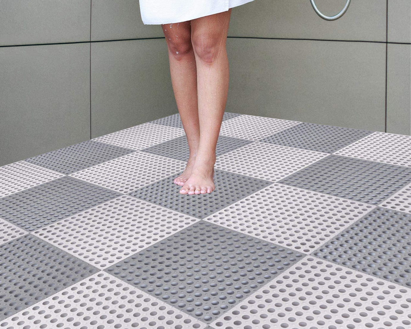 Slip-resistant mat for safe use in bathrooms and showers