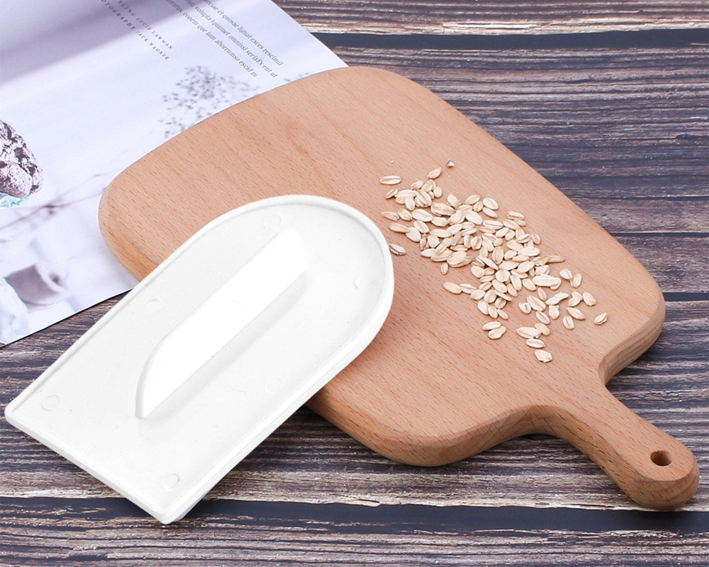 Plastic icing smoother for cake and pastry decoration