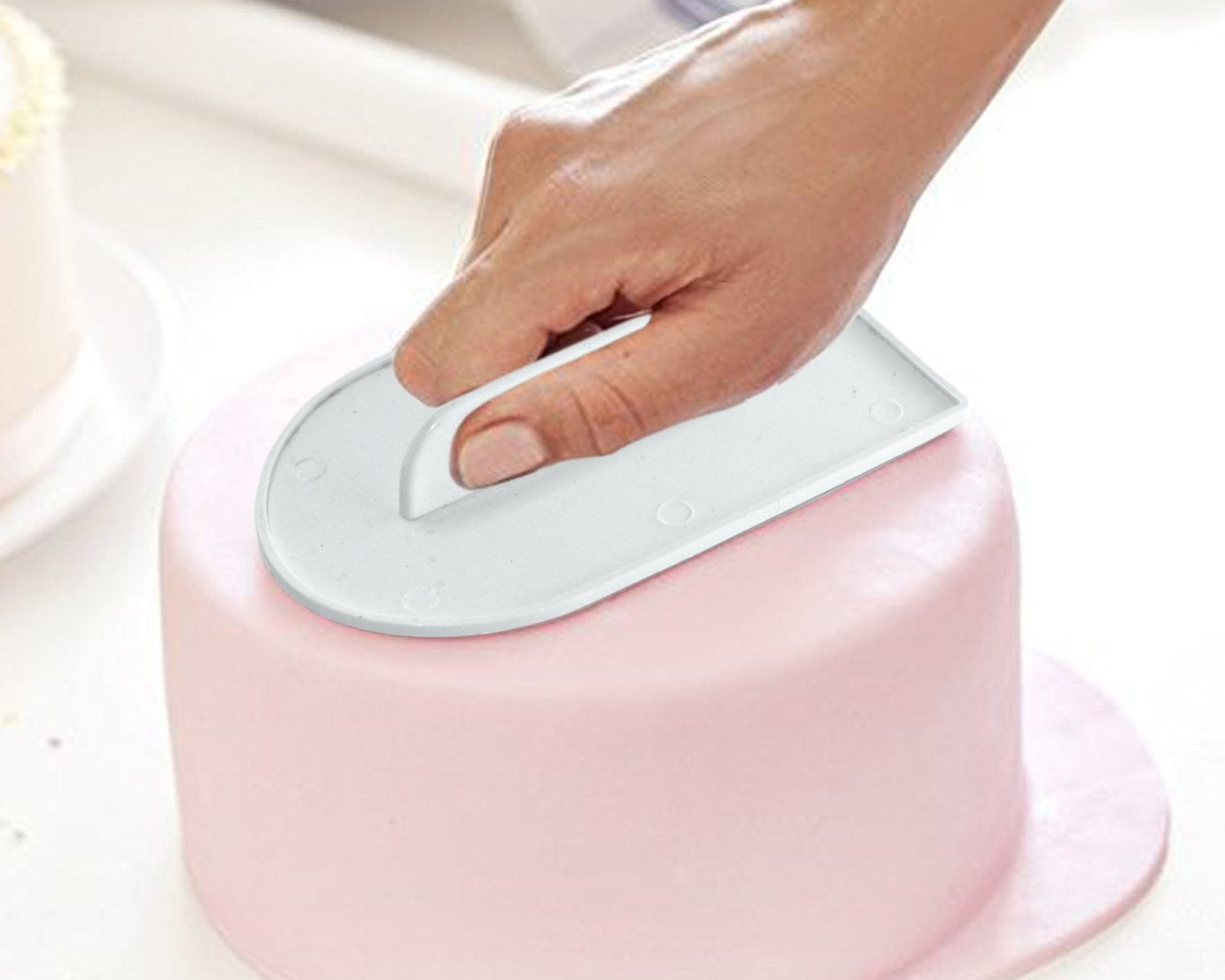 Plastic cake smoother for professional decorating results