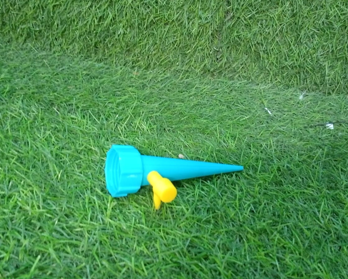 Plant Watering Spikes self Watering Spikes Water dripper for Plants, Adjustable Plant Watering Devices with Slow Release Control Valve Switch