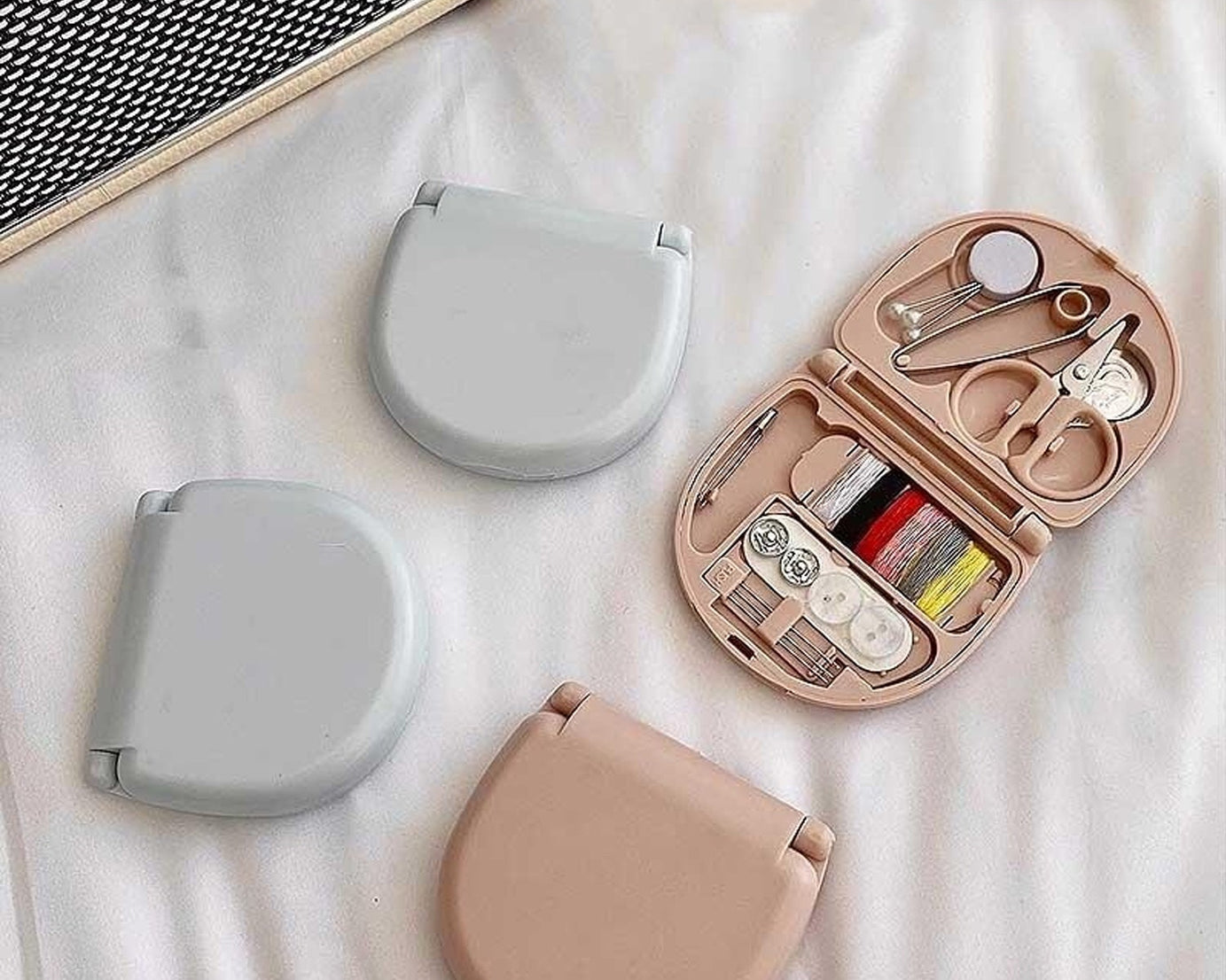 Mini Travel Sewing Kit DIY Sewing Portable Sewing Tool Kits Plastic Sewing Kit Box Beginner Friendly Emergency Sewing Repair Kit with Threads Scissors Hand Sewing Needles