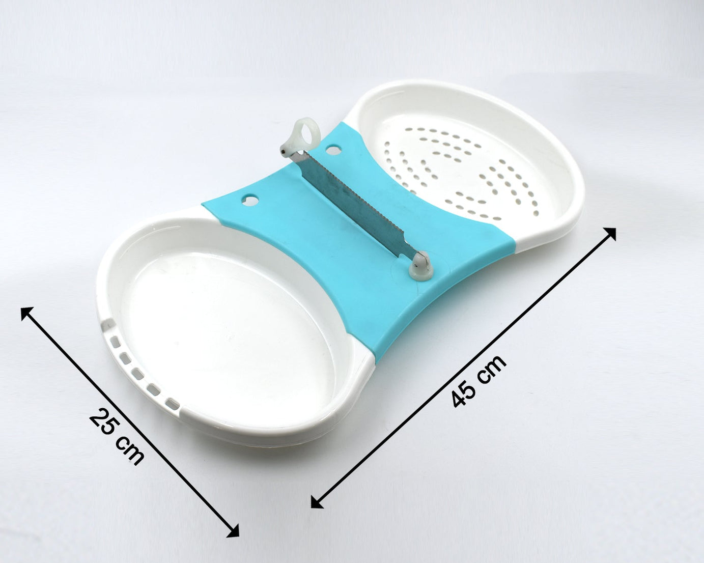 Space-saving cut and wash tool, perfect for easy vegetable and fruit prep.