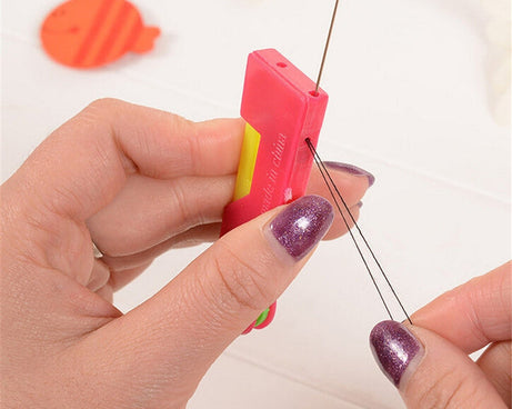 Automatic needle threading device with visible needle and thread